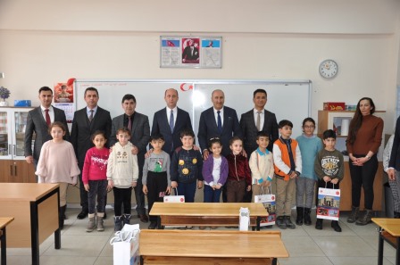 Kars'ta depremzede öğrencilere moral verdiler