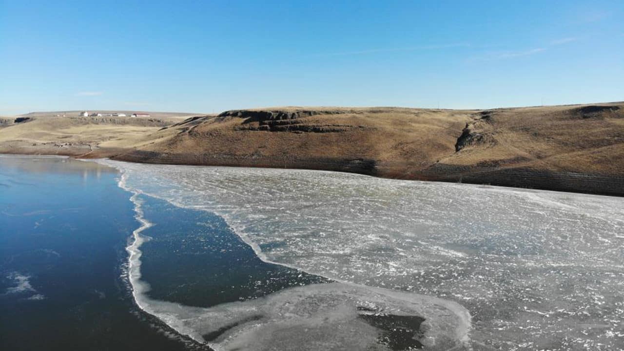 Kars’ta soğuktan baraj gölü dondu