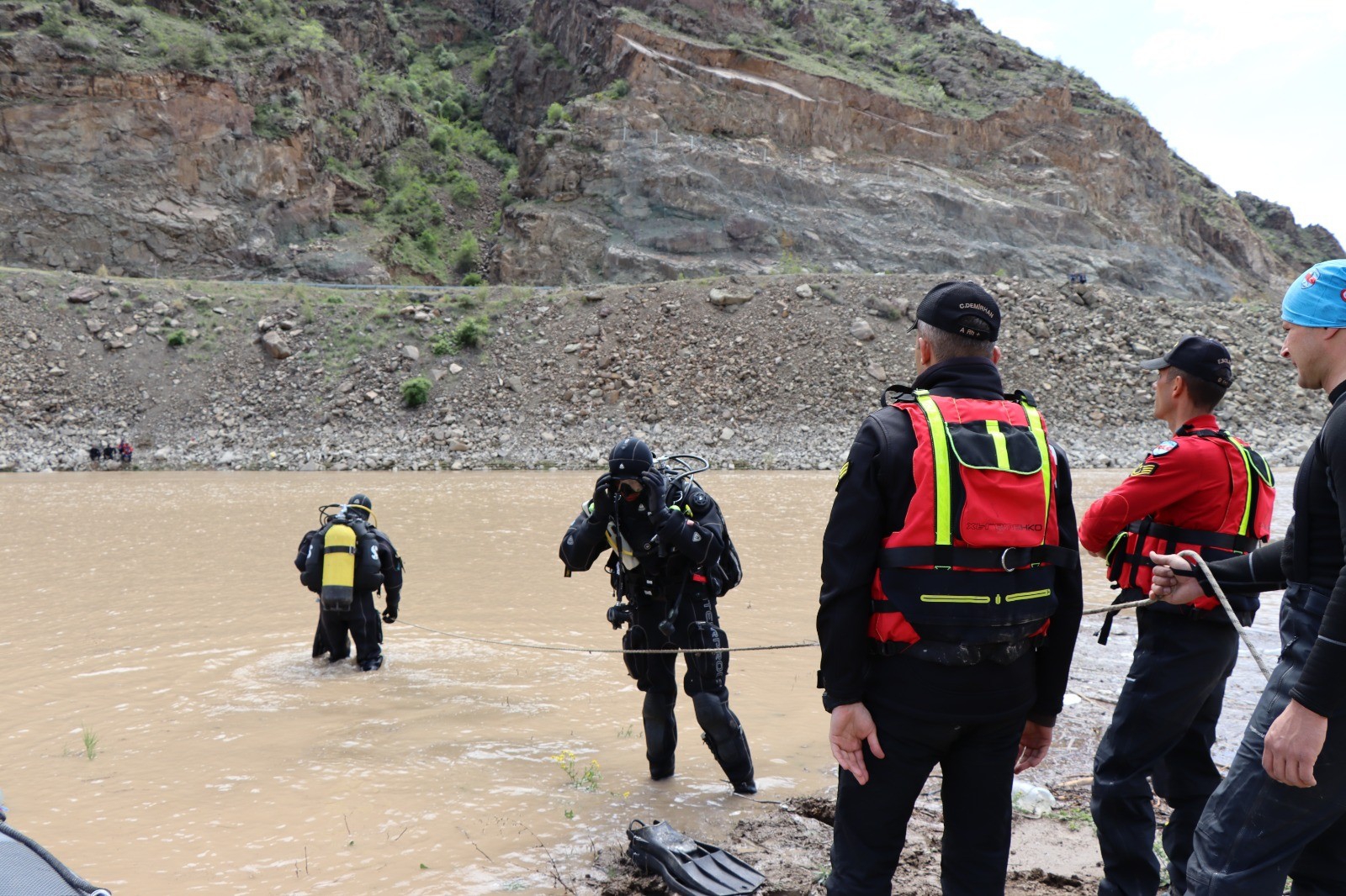 Kaza sonrası nehirde kaybolan şahsı arama çalışmalarına devam ediliyor