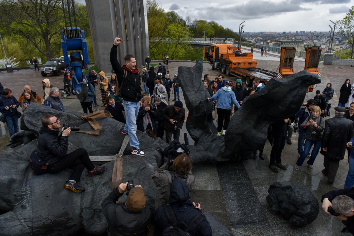 Kiev'de bulunan Rusya-Ukrayna Dostluk Anıtı yıkıldı