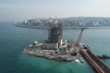 Kız Kulesi'nin restorasyon öncesi fotoğraflarında, betonda deniz kumu ve midye kabuğu ortaya çıktı