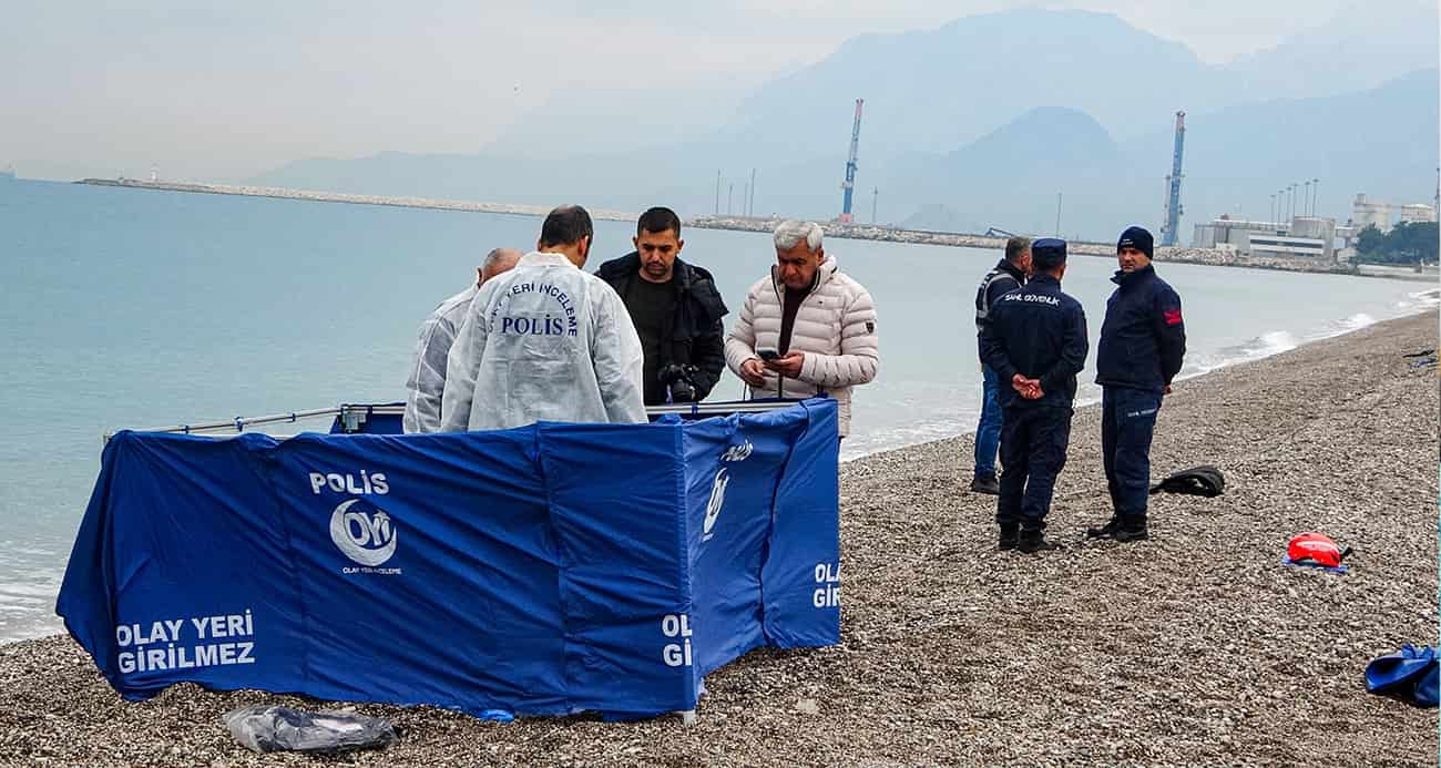 Konyaaltı sahilinde deniz üzerinde yarı çıplak erkek cesedi bulundu