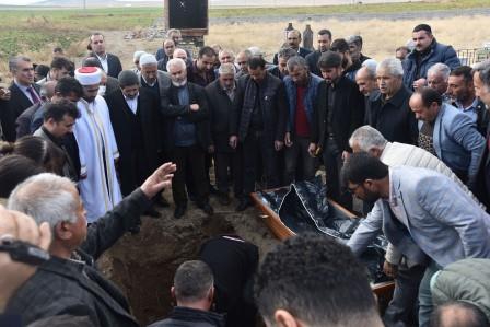 Kuduz nedeniyle hayatını kaybeden çocuk gözyaşları içinde toprağa verildi