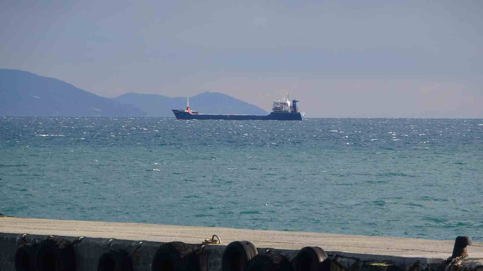 Kuru yük gemisi, hava muhalefeti sebebiyle Alanya açıklarına demirledi