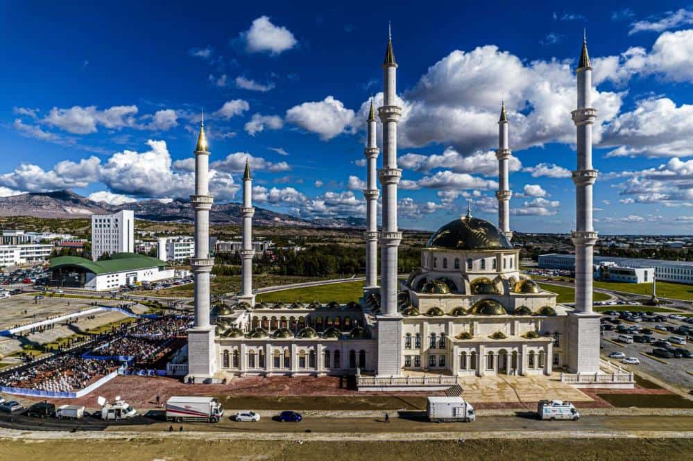 Kuzey Kıbrıs’a 6 minareli muhteşem camii