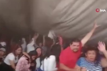 Meksika'da şiddetli rüzgara kapılan tente uçtu: 1 ölü, 26 yaralı