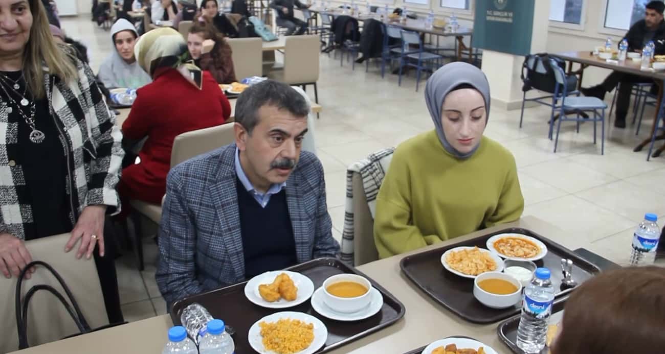 Milli Eğitim Bakanı Tekin öğrencilerle iftar yaptı