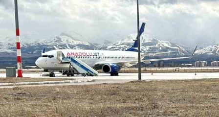 Motor ve kanat kısmını iniş sırasında piste sürten THY'nin TK 7575 sefer sayılı uçağı Erzurum Havalimanında onarılacak