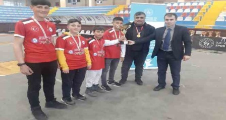 Okul sporlarında iki şampiyonluk