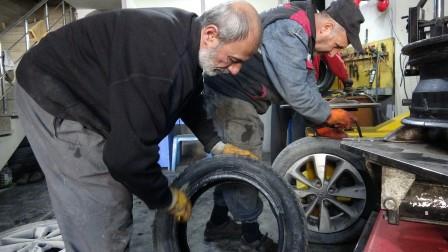 Oto lastikçilerde kış mesaisi yoğunluğu başladı