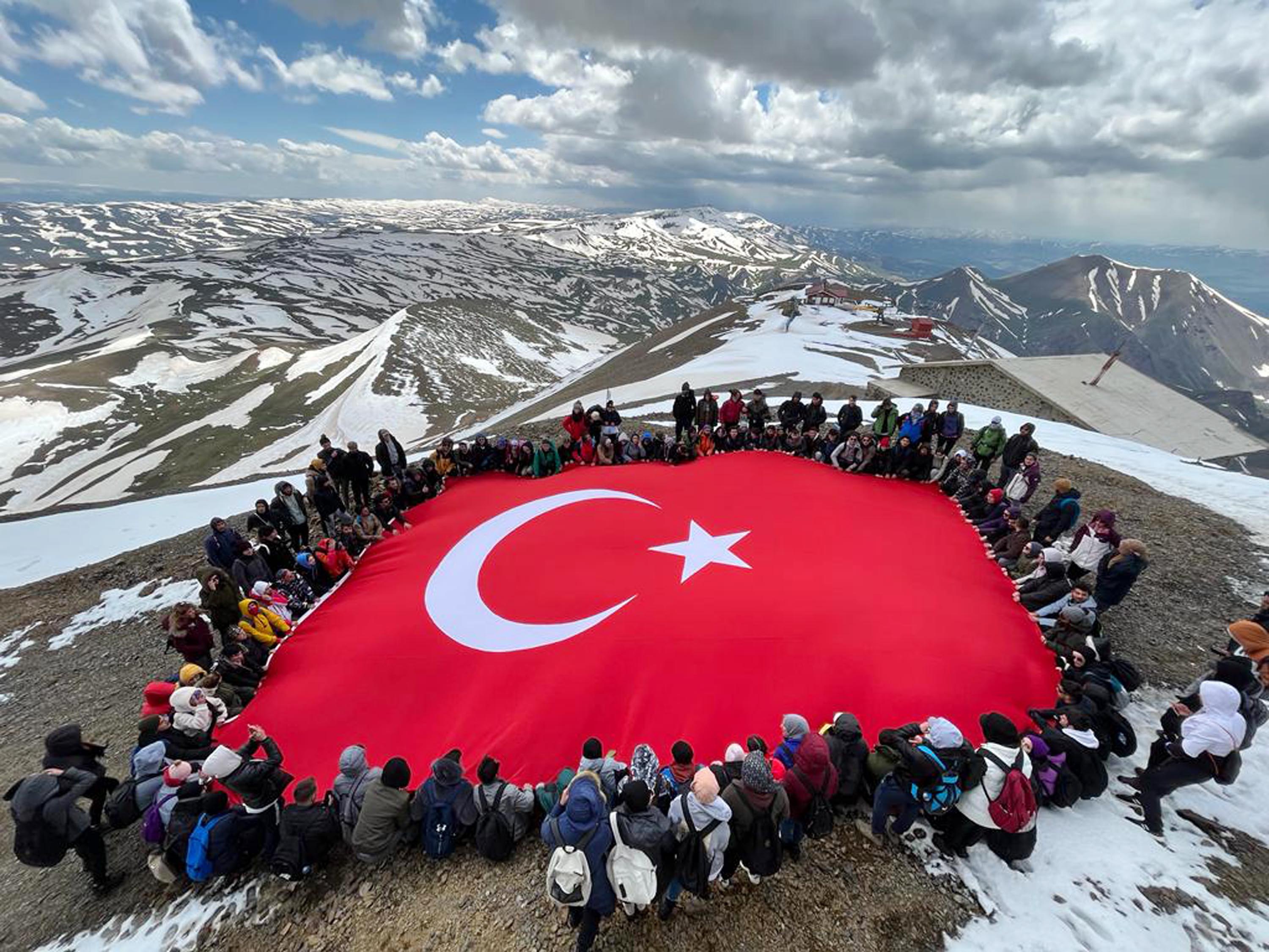 Palandöken'in karlı zirvesinde 19 Mayıs coşkusu