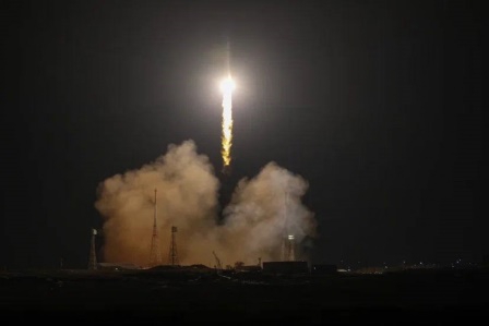 Rusya, uzayda mahsur kalan astronotlar için Soyuz MS-23 aracını fırlattı