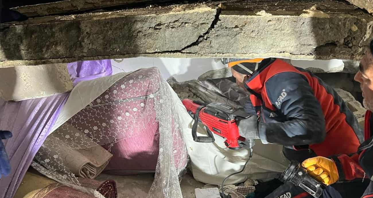 Şanlıurfa’da 2 katlı ev çöktü: 2 ölü, 8 yaralı