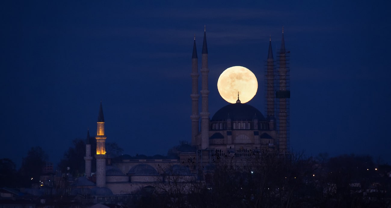 Selimiye Camii ile dolunay manzarası mest etti