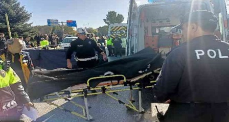 Servis aracının altına devrilen motor sürücüsü feci şekilde hayatını kaybetti