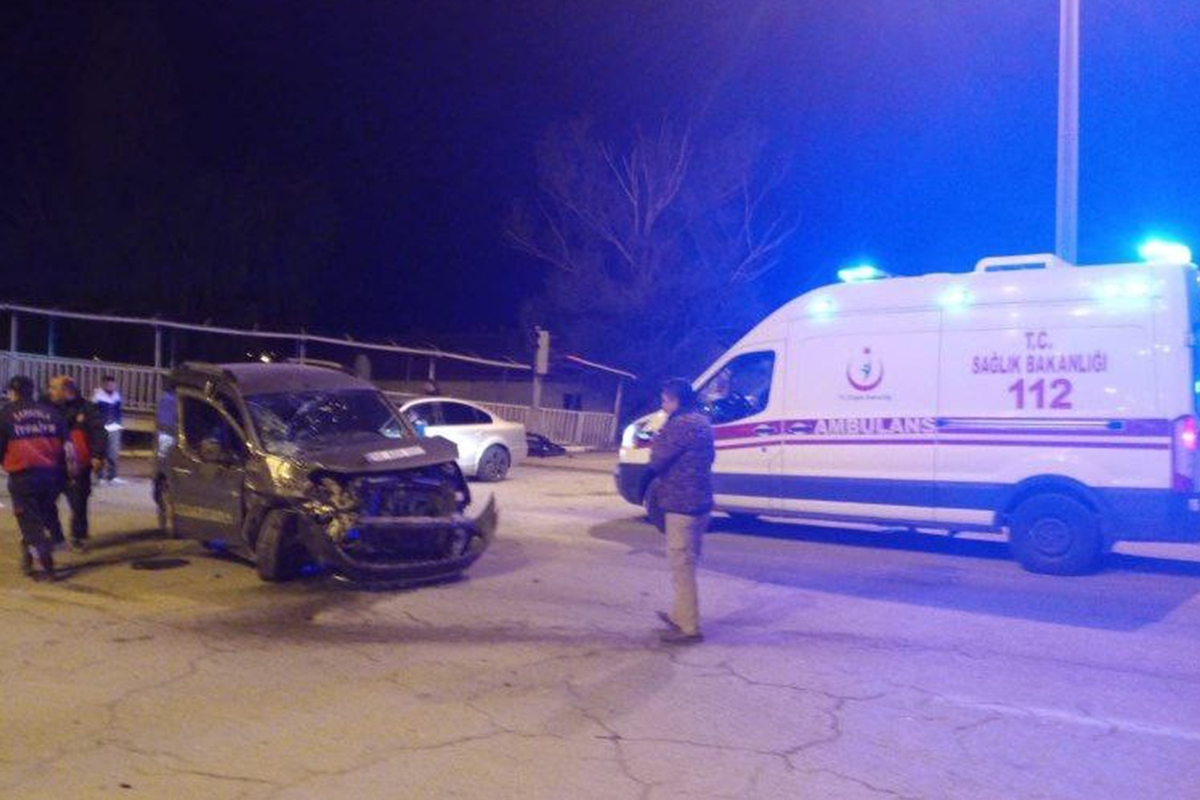 Sivas'ta trafik kazası: 1 ölü, 2 yaralı