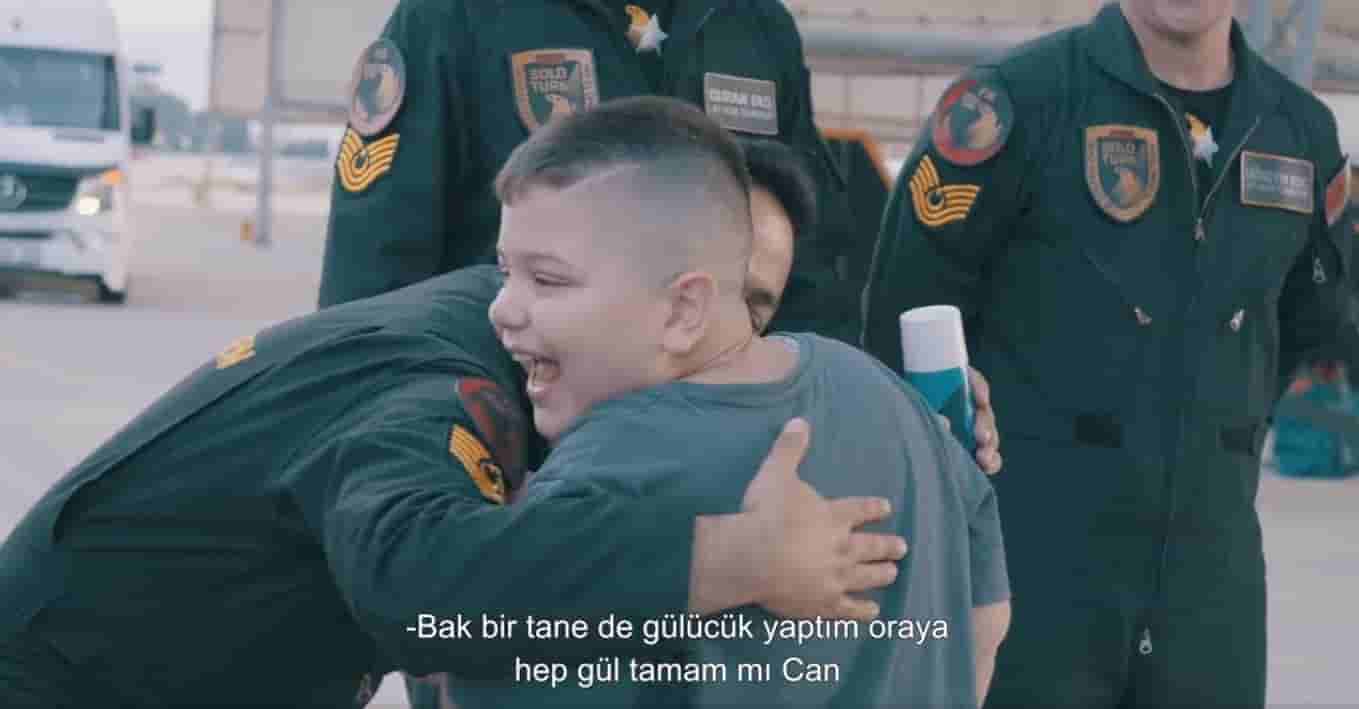 SOLOTÜRK pilotlarından gösteriyi izlemek için Iğdır’dan gelen 4 yaşındaki Can’a özel karşılama