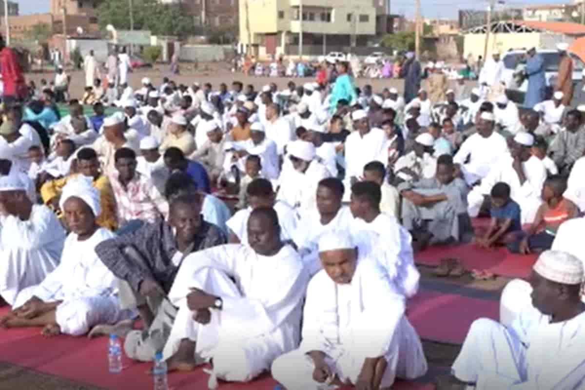 Sudan'da Müslümanlar bayram namazında bir araya geldi