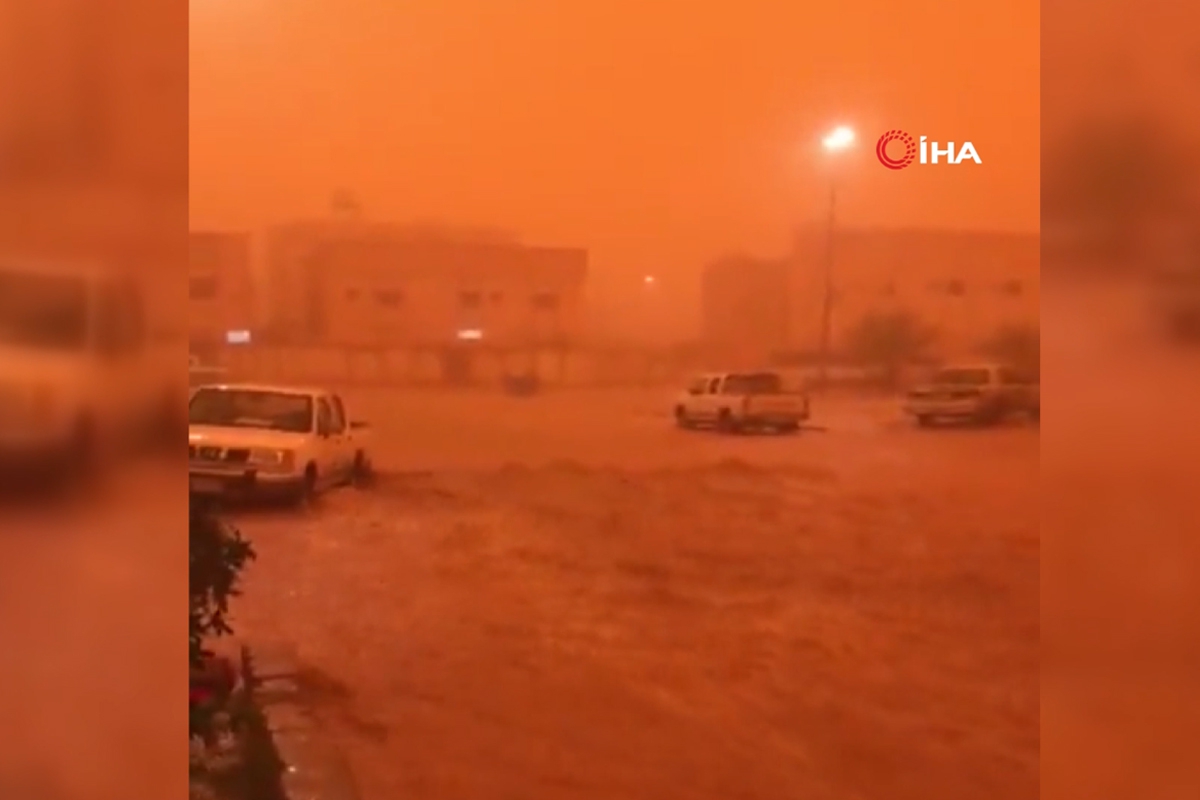 Suudi Arabistan'daki kum fırtınası gökyüzünü turuncuya boyadı