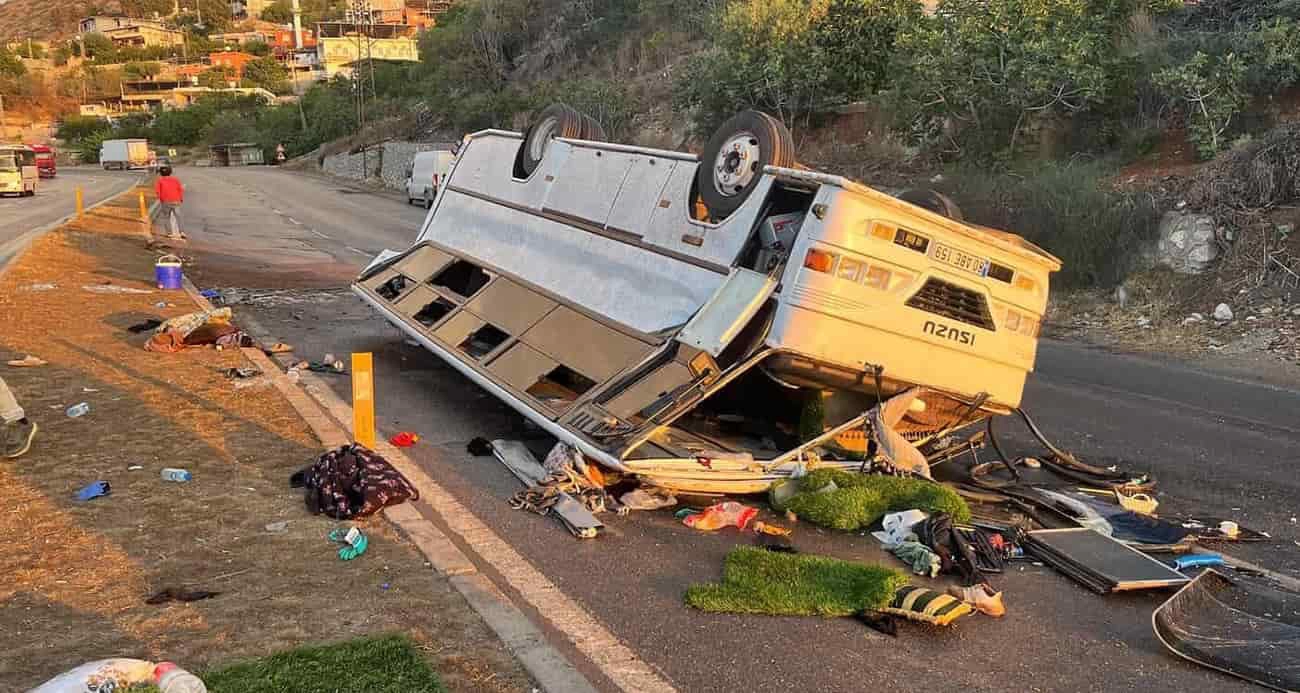 Tarım işçilerini taşıyan servis midibüsü ters döndü: 25 yaralı