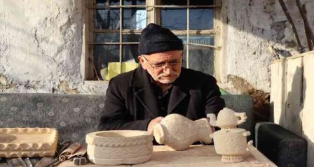 Taşı oyarak birbirinden güzel biblolar yapıyor