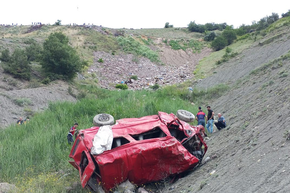 Tokat'ta minibüs uçuruma yuvarlandı. 4 ölü, 1 yaralı