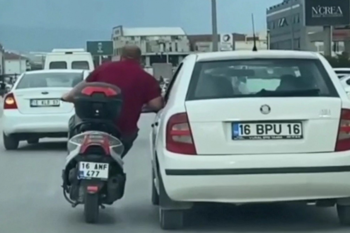 Trafikte tehlikeli yolculuk… Canını dakikalarca hiçe saydı