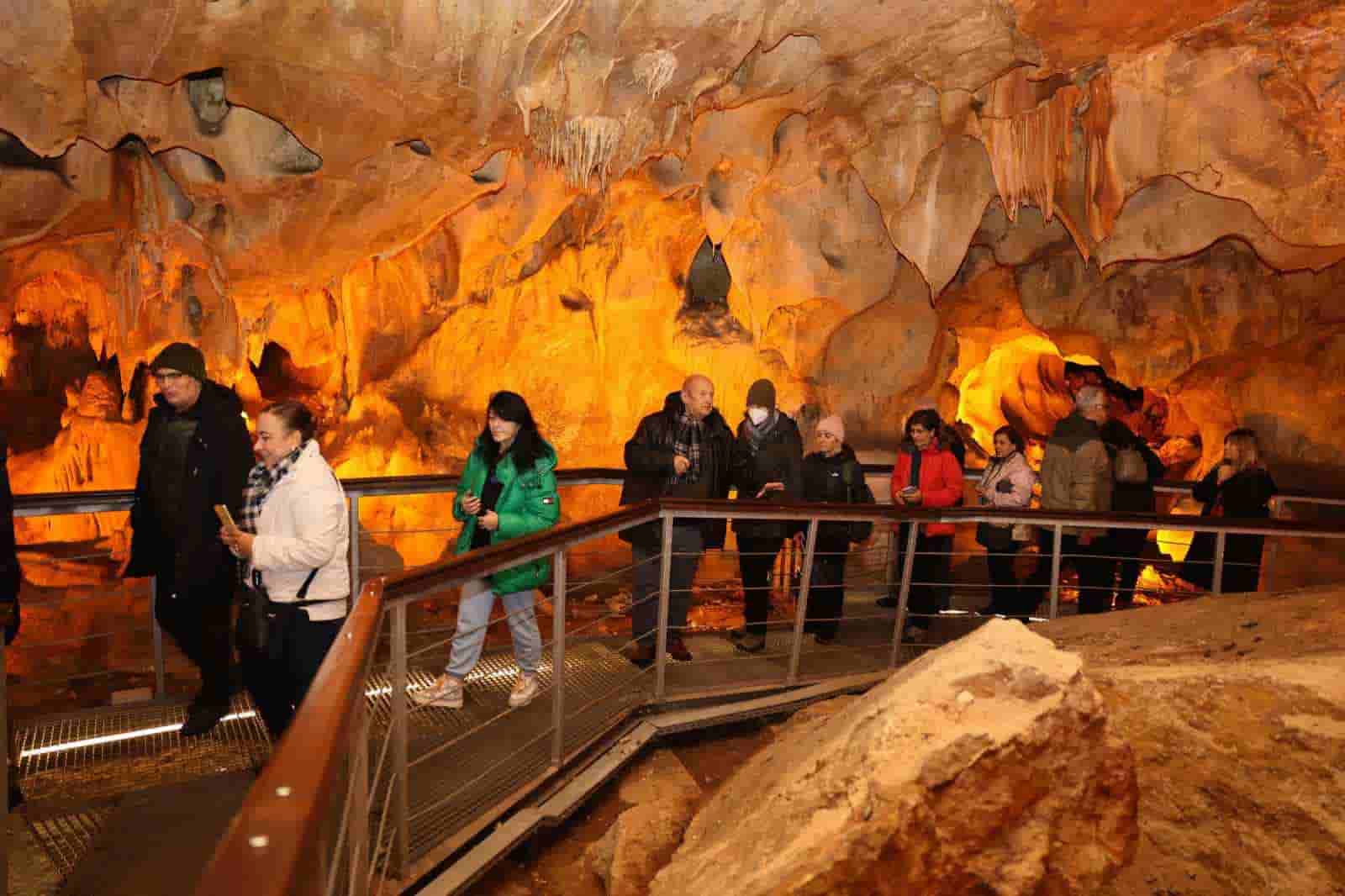 Tulumtaş Mağarası’na akademisyenlerden ziyaret