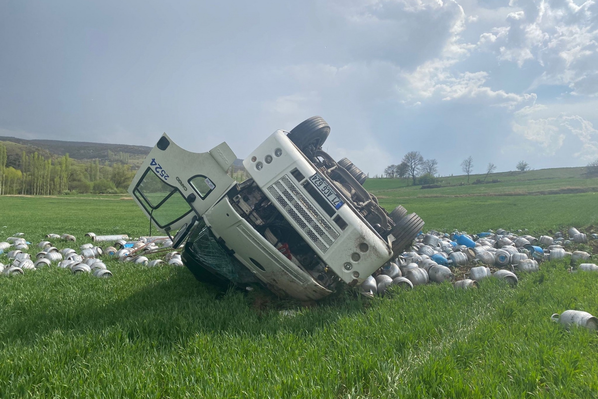 Tüp dolu tır devrildi, 1 kişi yaralandı