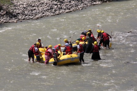 Turistlerin Karasu Nehri'nde rafting keyfi