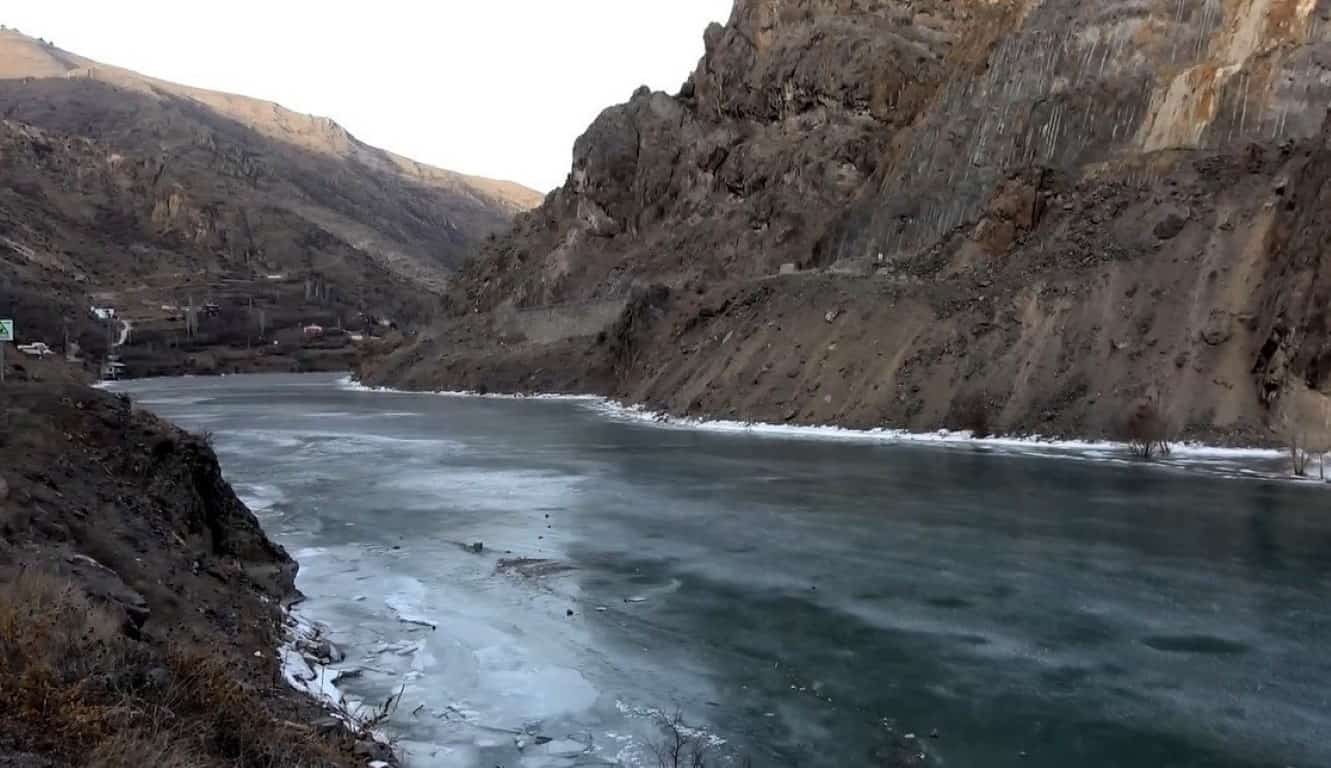 Türkiye’nin en hızlı akan nehri olan Çoruh buz tuttu