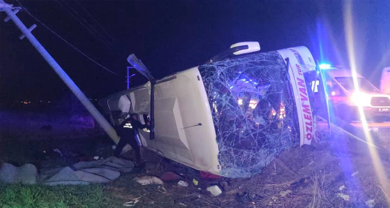 Van’da yolcu otobüsü devrildi: 28 yaralı