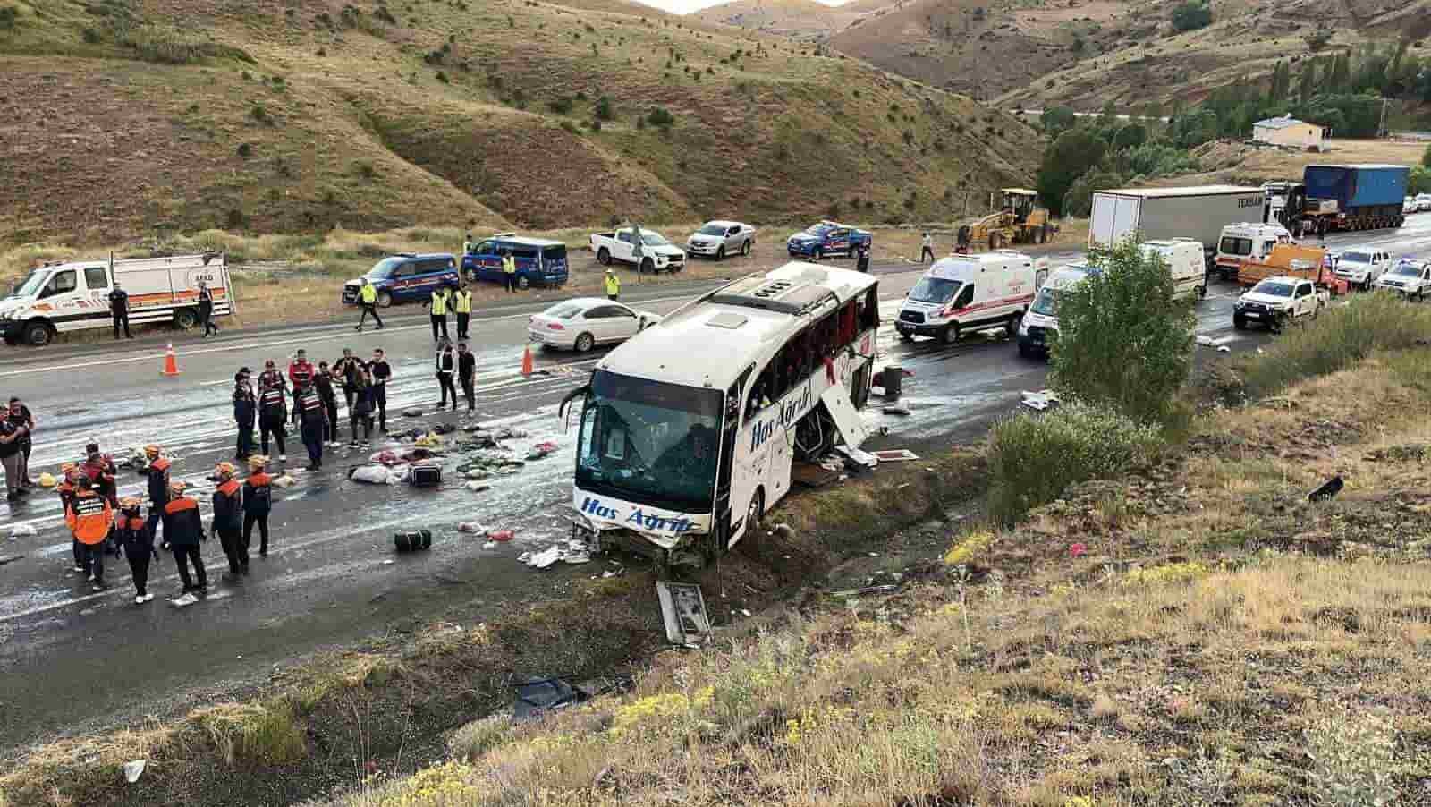 Yolcu otobüsü dağ yamacına çarptı: 4 ölü, 33 yaralı