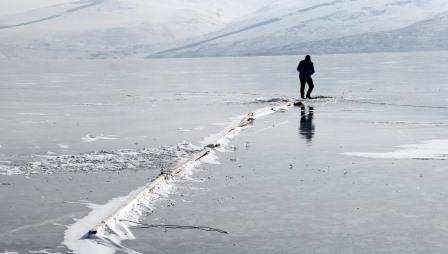 Yüzeyi buz tutan Çıldır Gölü'ne bırakılan ağlar toplanmaya başlandı