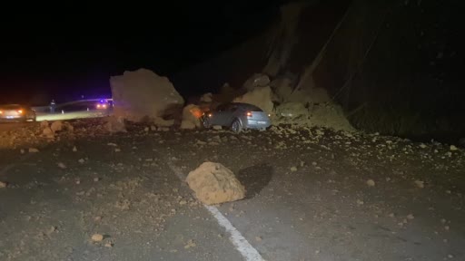 Zonguldak’ta karayolunda heyelan: Araçta hasar meydana geldi